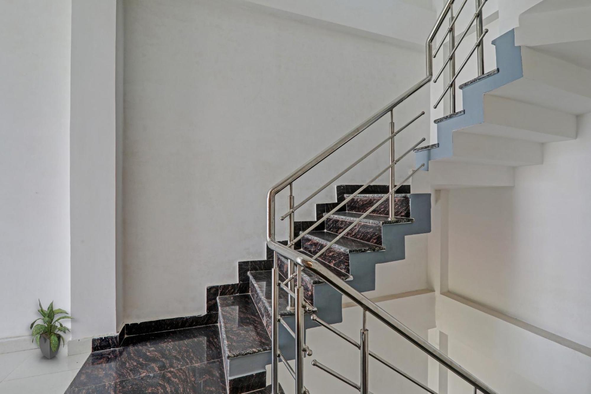 Townhouse Relax Inn Chinhat Экстерьер фото