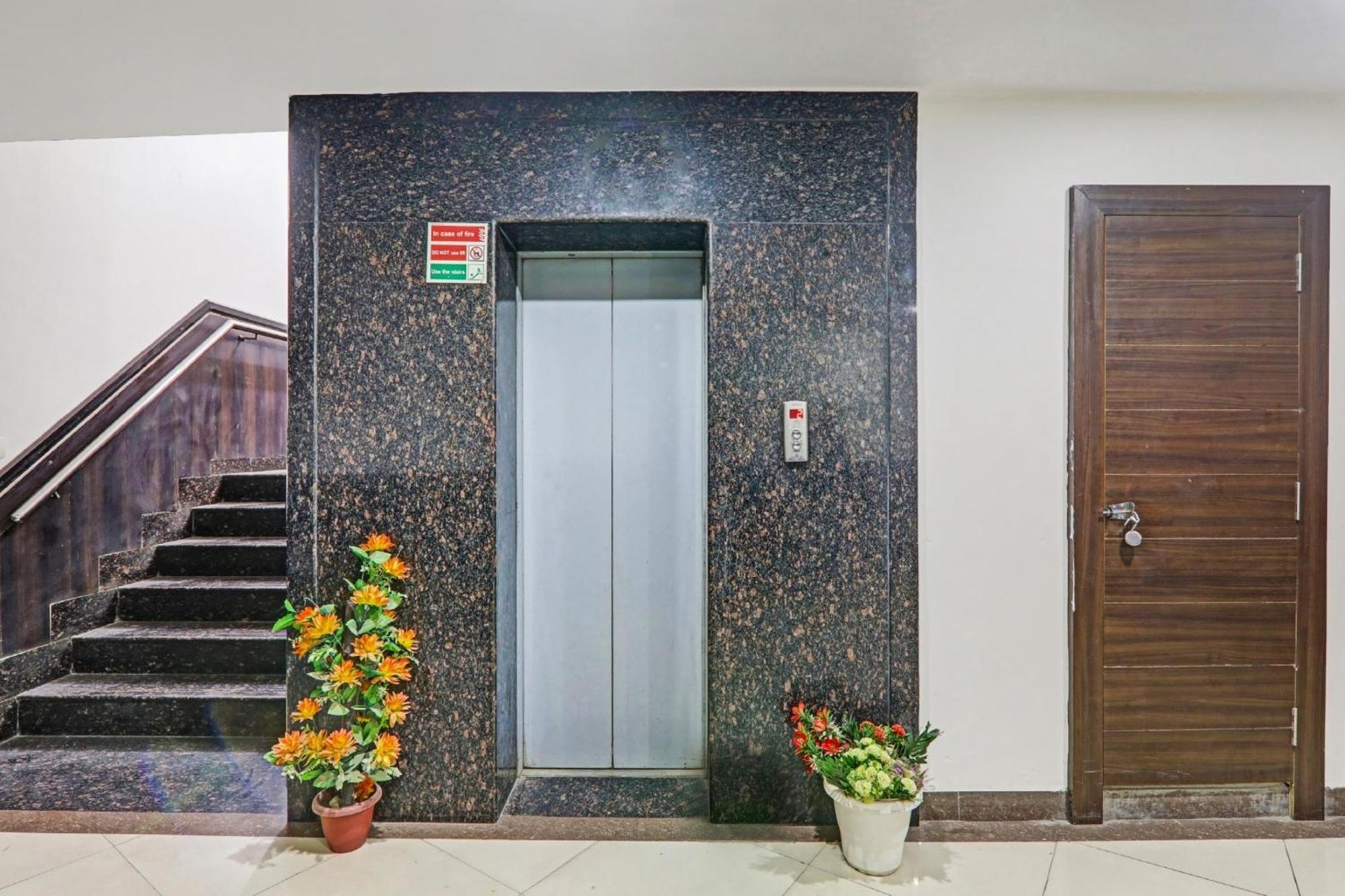 Townhouse Relax Inn Chinhat Экстерьер фото