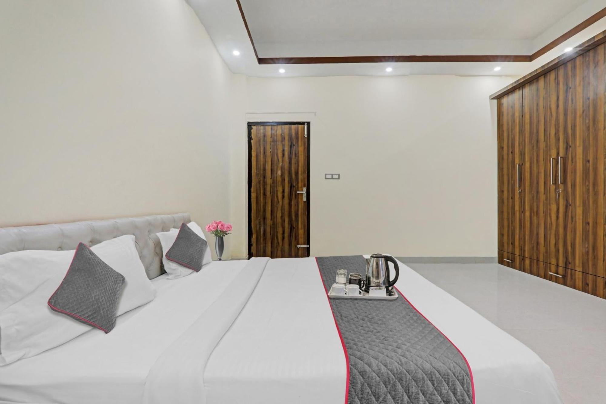 Townhouse Relax Inn Chinhat Экстерьер фото