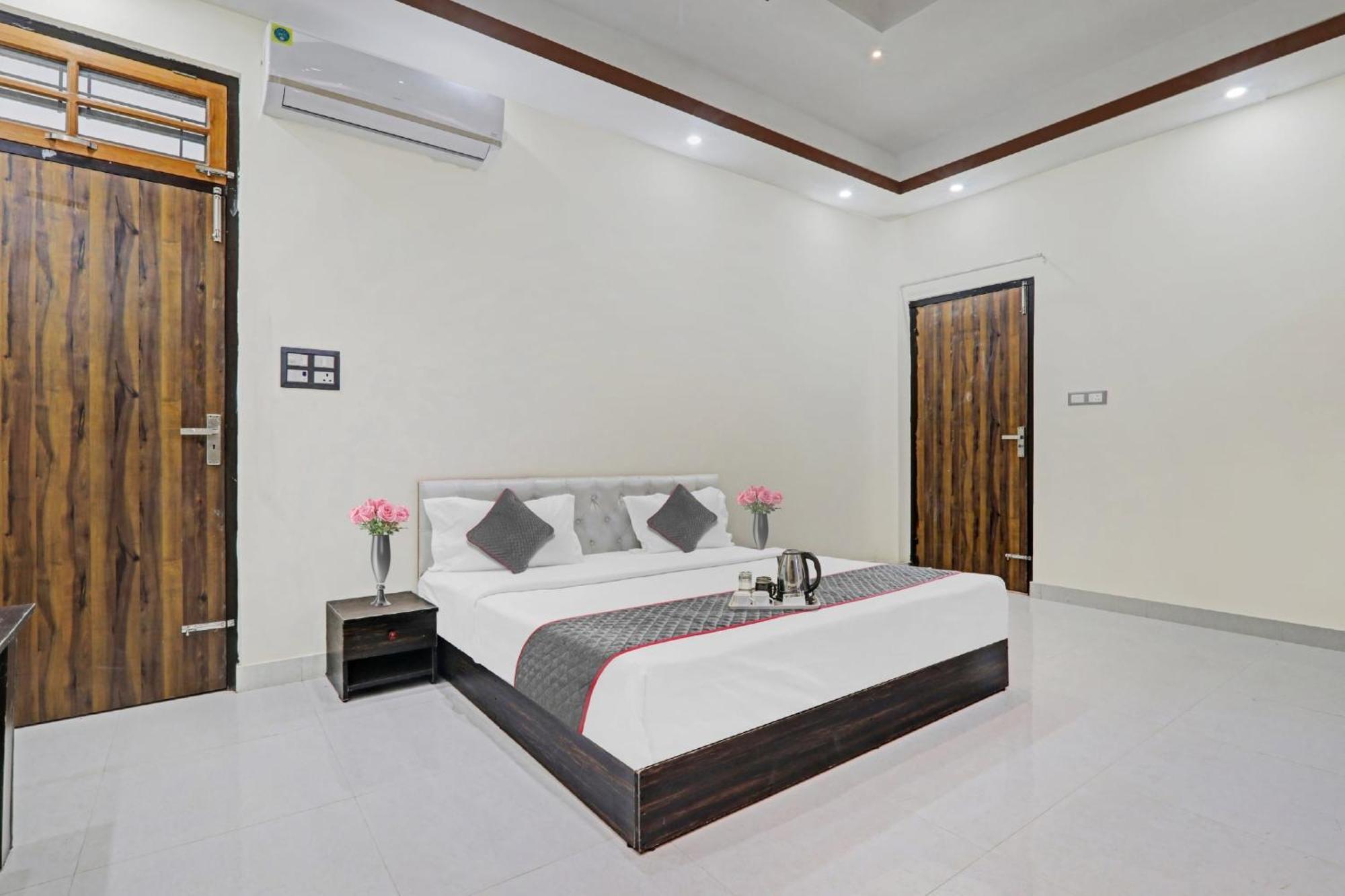 Townhouse Relax Inn Chinhat Экстерьер фото