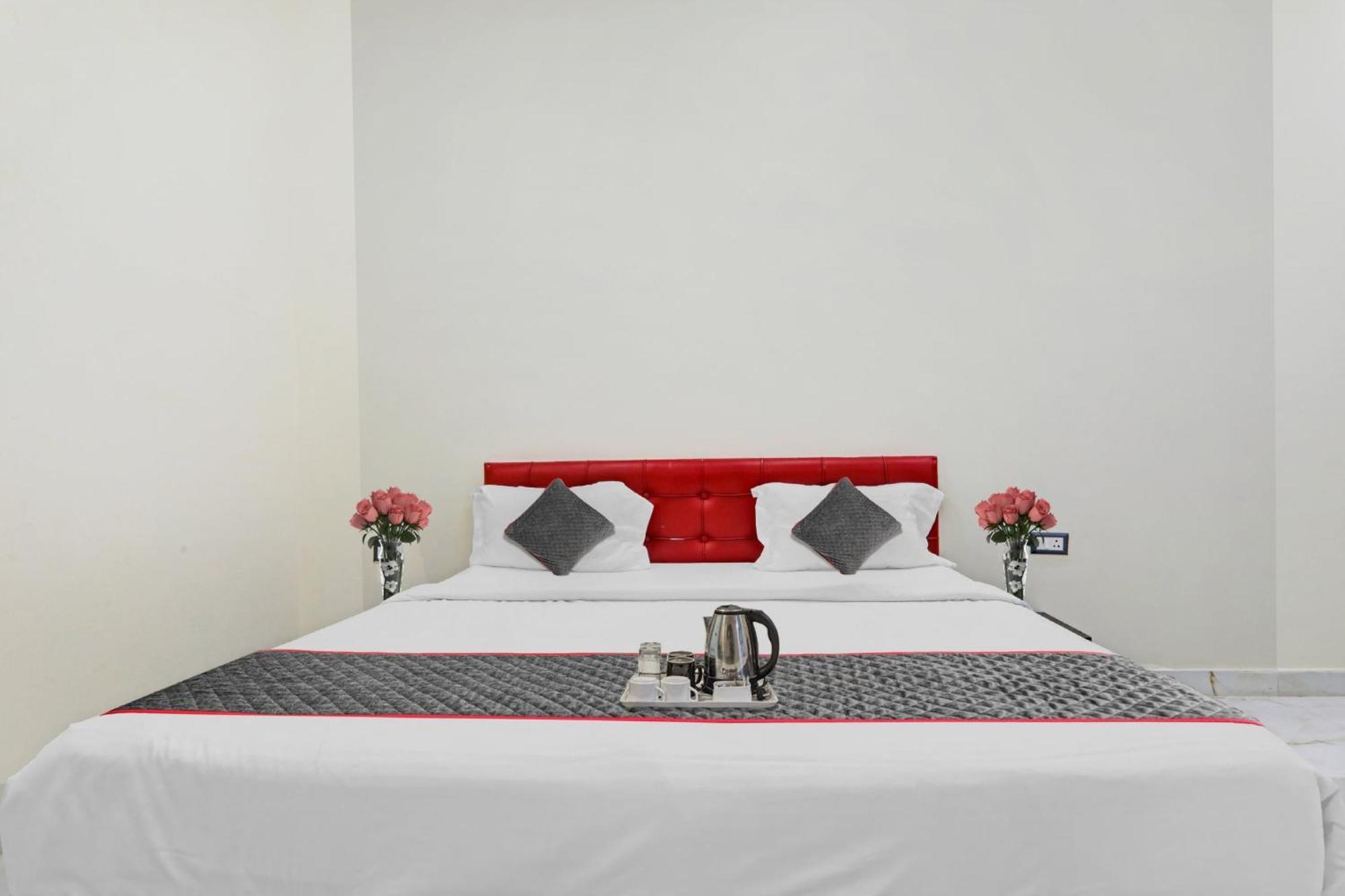 Townhouse Relax Inn Chinhat Экстерьер фото