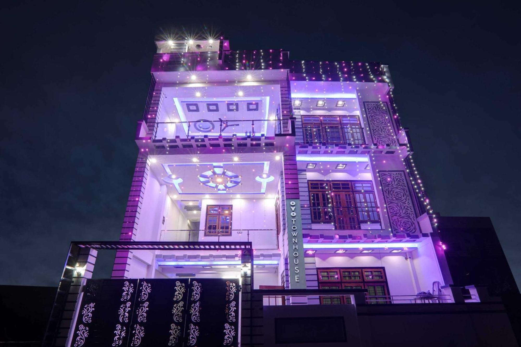 Townhouse Relax Inn Chinhat Экстерьер фото